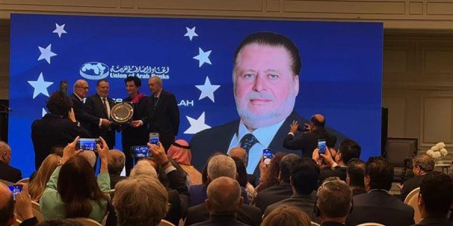 محافظ البنك المركزي المصري يتسلم جائزة "محافظ العام 2025" من اتحاد المصارف العربية