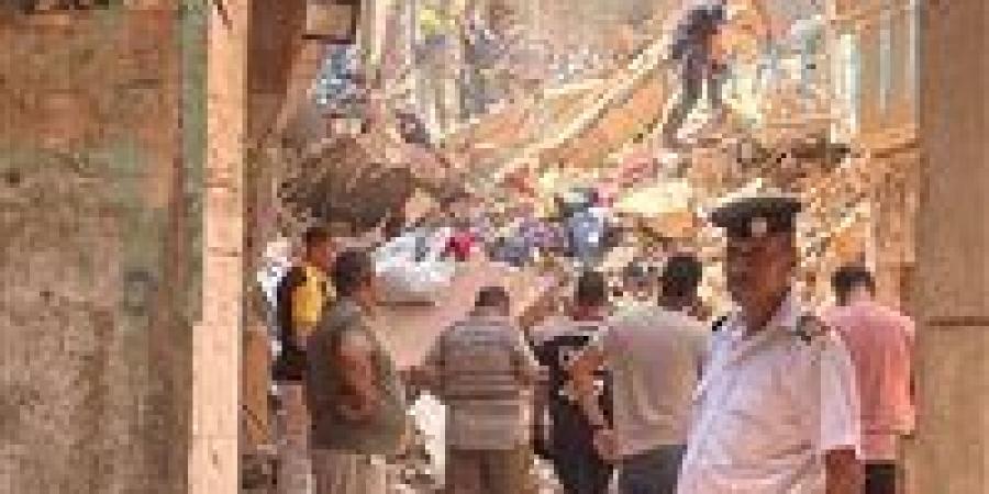 انتشال طفلة بعد 9 ساعات من تحت أنقاض عقاري حدائق القبة المنهار