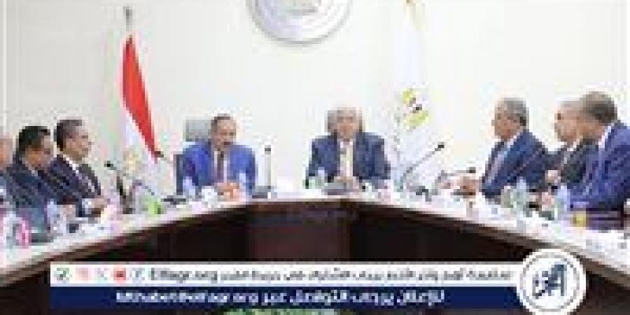 عاشور: يعقد اجتماعًا مع أعضاء اللجنة العليا لاختيار عمداء المعاهد العليا الخاصة