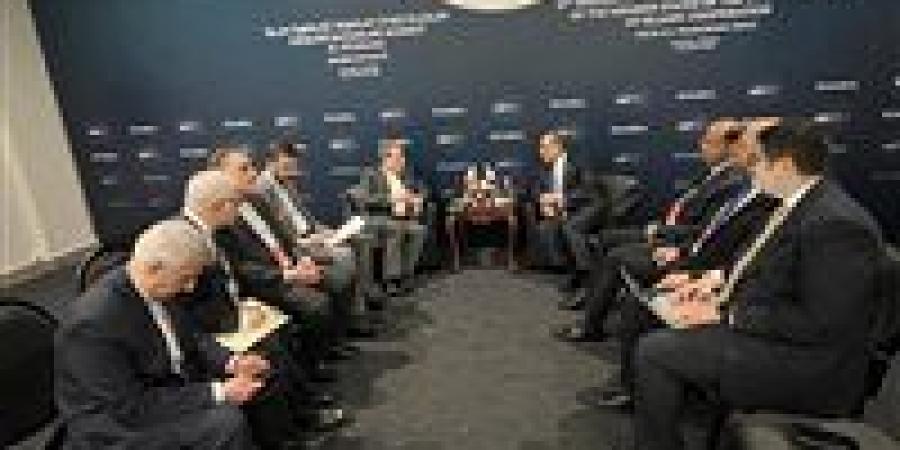 وزير الخارجية والهجرة يلتقي بنظير الإيراني في أسطنبول