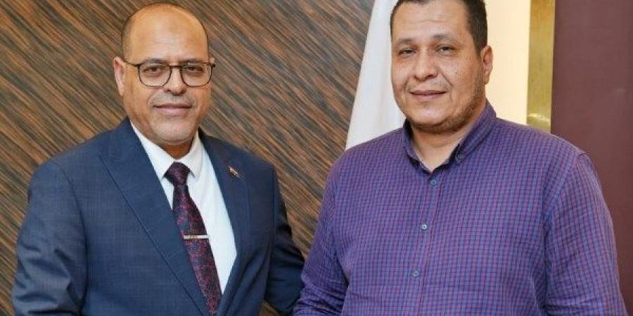 وزير العمل يُكافئ موظف أعاد مبلغ مالي لمواطن قام بتحويله بالخطأ