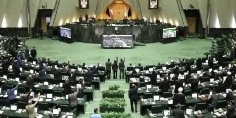 عاجل.. حدث خطير من البرلمان الإيراني بشأن مضيق هرمز