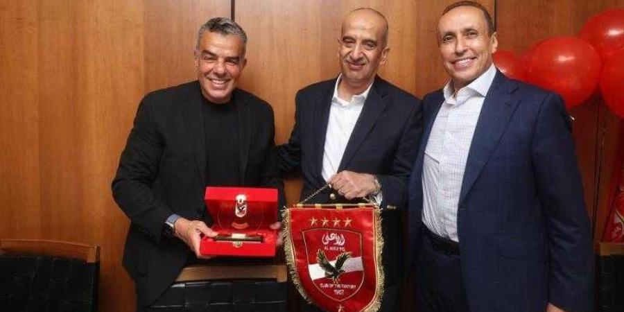 صور.. خالد مرتجي وأعضاء الأهلي يتبادلون الهدايا التذكاريا مع وفود كأس العالم للأندية