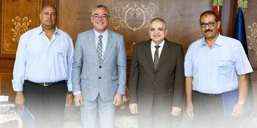رئيس هيئة قناة السويس يكرم مشرفي محطة إرشاد القنطرة تقديرًا لتفانيهم في العمل