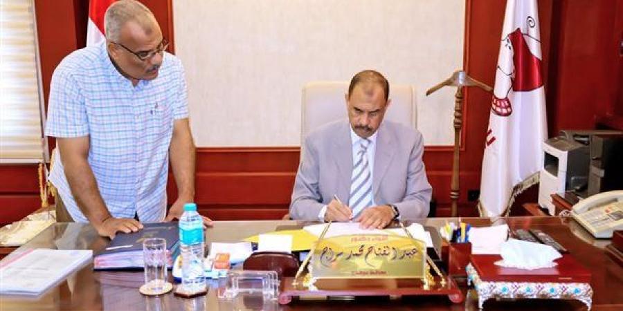 محافظ سوهاج يعتمد قرار منح العلاوة التشجيعية لـ 633 موظف