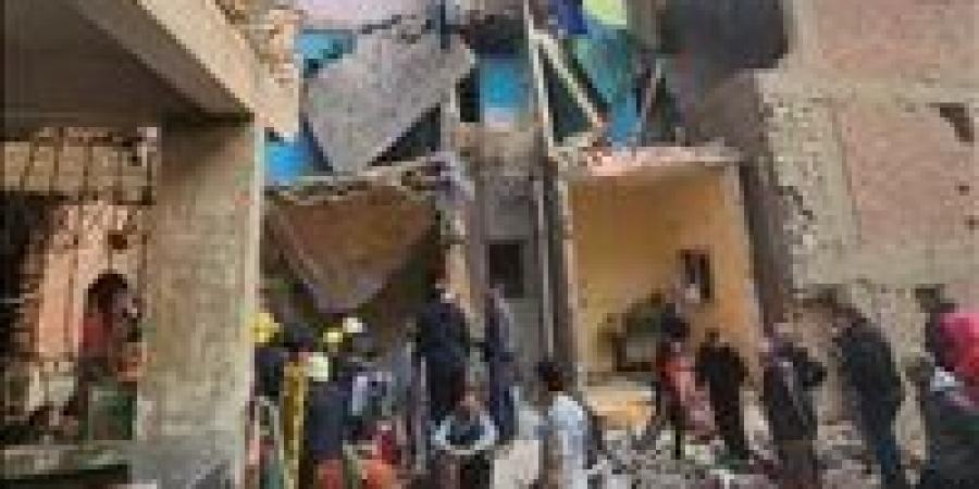 انهيار عقار مكون من 3 طوابق في شبرا مصر