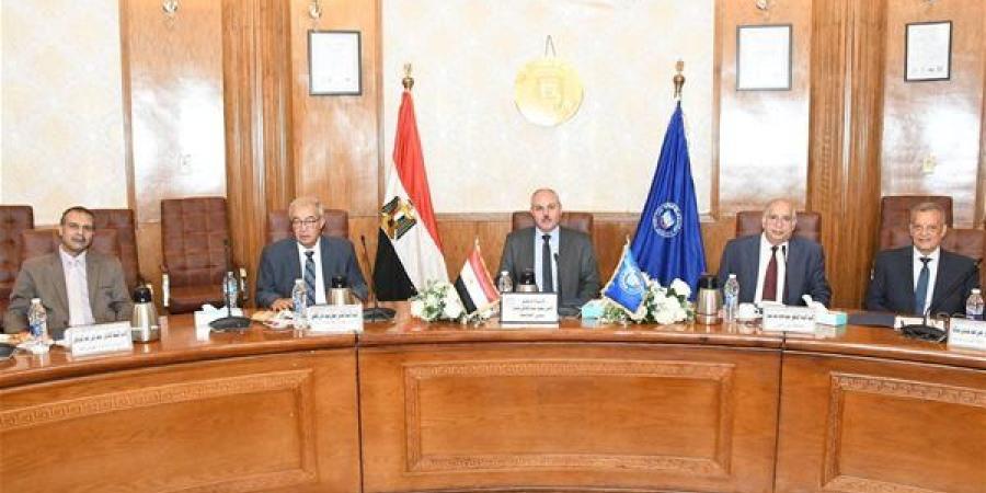 انعقاد لجنة اختيار المرشحين لمنصب عميد كلية الحاسبات والمعلومات بجامعة قناة السويس