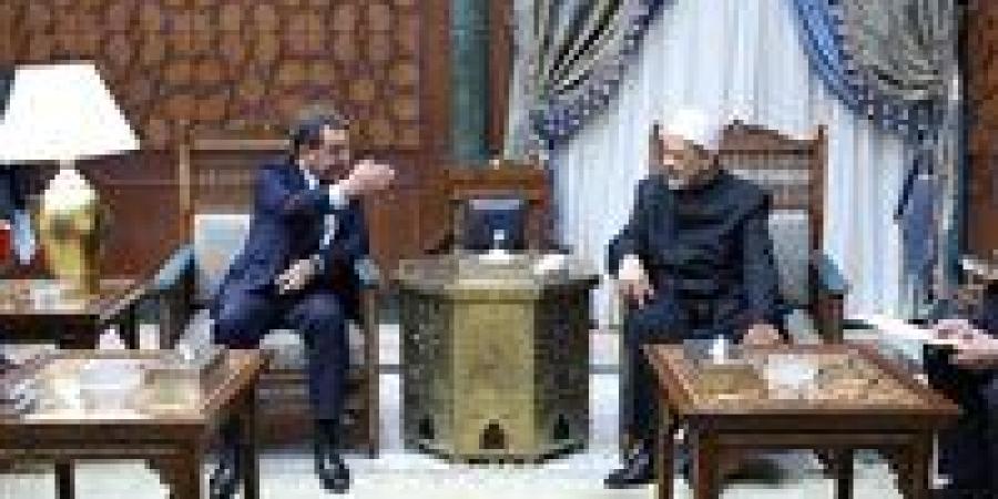 شيخ الأزهر للسفير الفرنسي: الحروب المجنونة لا يدفع ثمنها إلا الفقراء والمستضعفون