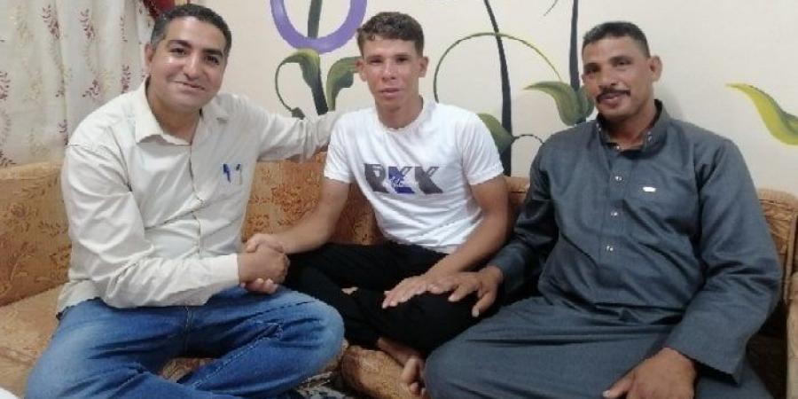 «دموع الفرحة في عنيه».. .والد الطالب عبد الرحمن الأول على الشهادة الإعدادية للصم بـ الشرقية: "سعادتي لا توصف وربنا كرمنا فيه"