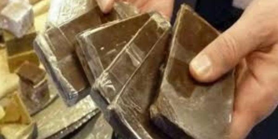 حاولا الهرب بالمخدرات فى الزراعات.. تأييد السجن والغرامة لتاجرى الحشيش