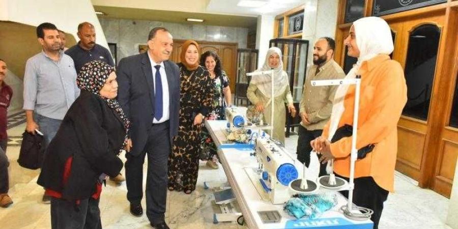 محافظ أسيوط يسلم ماكينات خياطة وتطريز للصم وضعاف السمع دعمًا لتمكينهم الاقتصادي