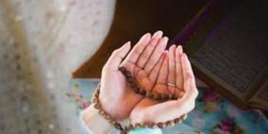 دعاء لفك الكرب وتسهيل الأمور والرزق .. أقوى 10 كلمات للفرج وانشراح الصدر