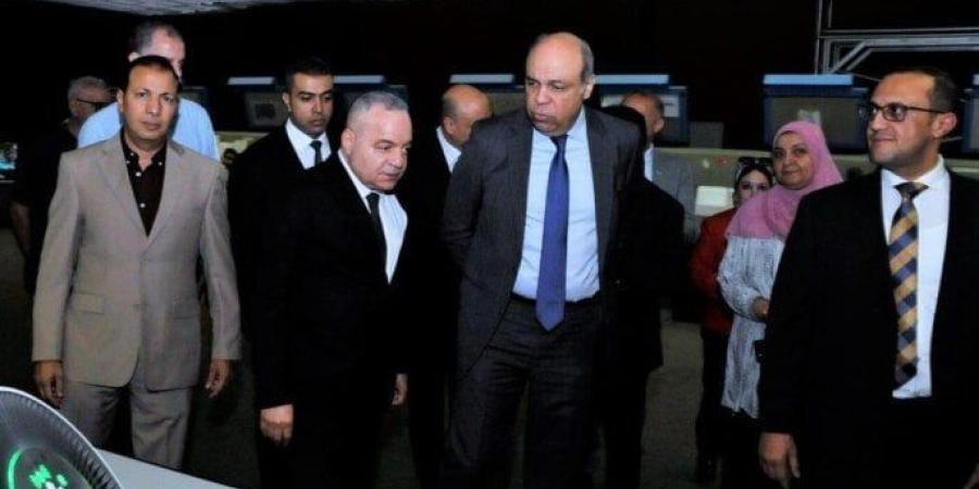 وزير الطيران يزور مركز القاهرة للملاحة الجوية