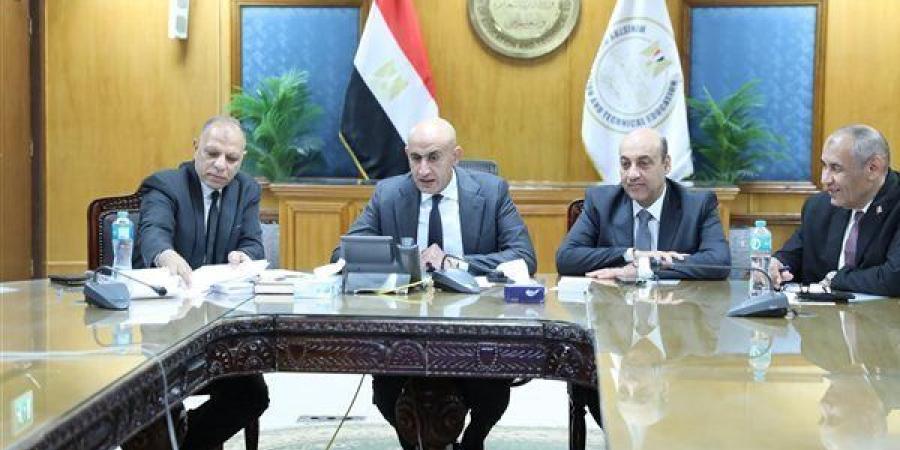 طلاب الثانوية العامة يؤدون امتحان اللغة الأجنبية الثانية بالنظام القديم