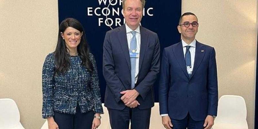 المشاط تبحث مع رئيس المنتدى الاقتصادي العالمي (WEF) تأثير التطورات العالمية والإقليمية